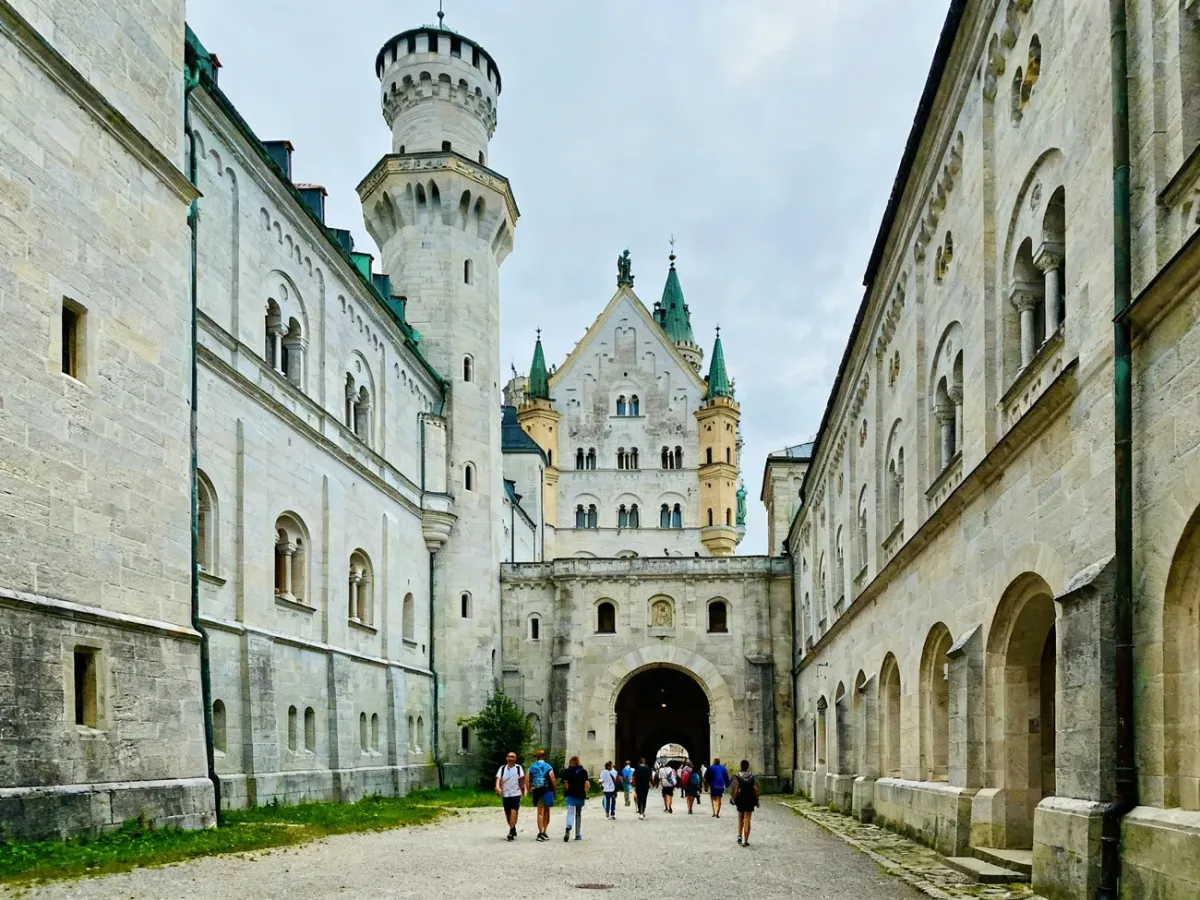 Turyści na dziedzińcu zamku Neuschwanstein