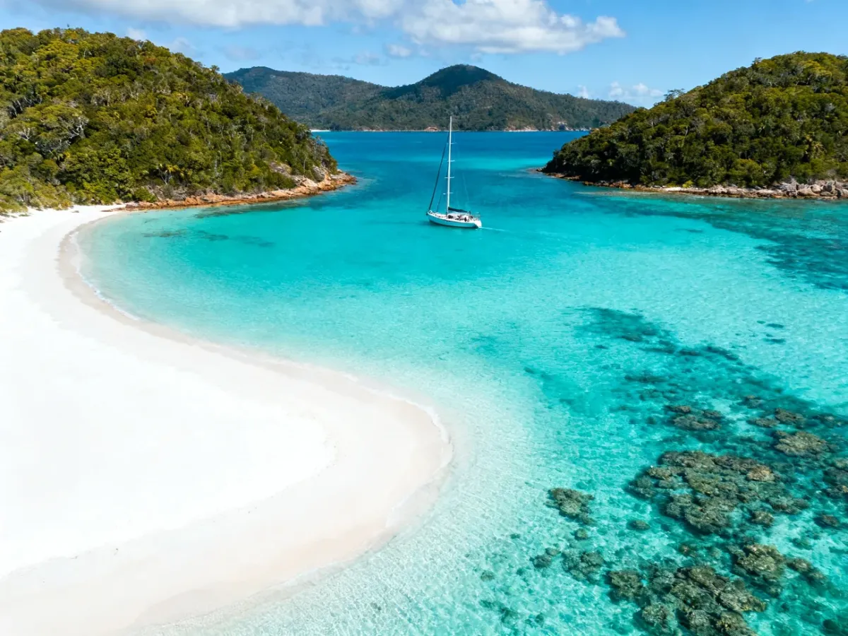Żaglówka między wyspami Whitsundays przy Whitehaven Beach