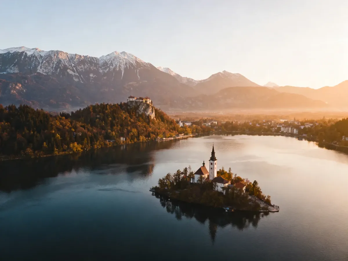 Panoramiczny widok Jeziora Bled, zamku na skale i wyspy o poranku