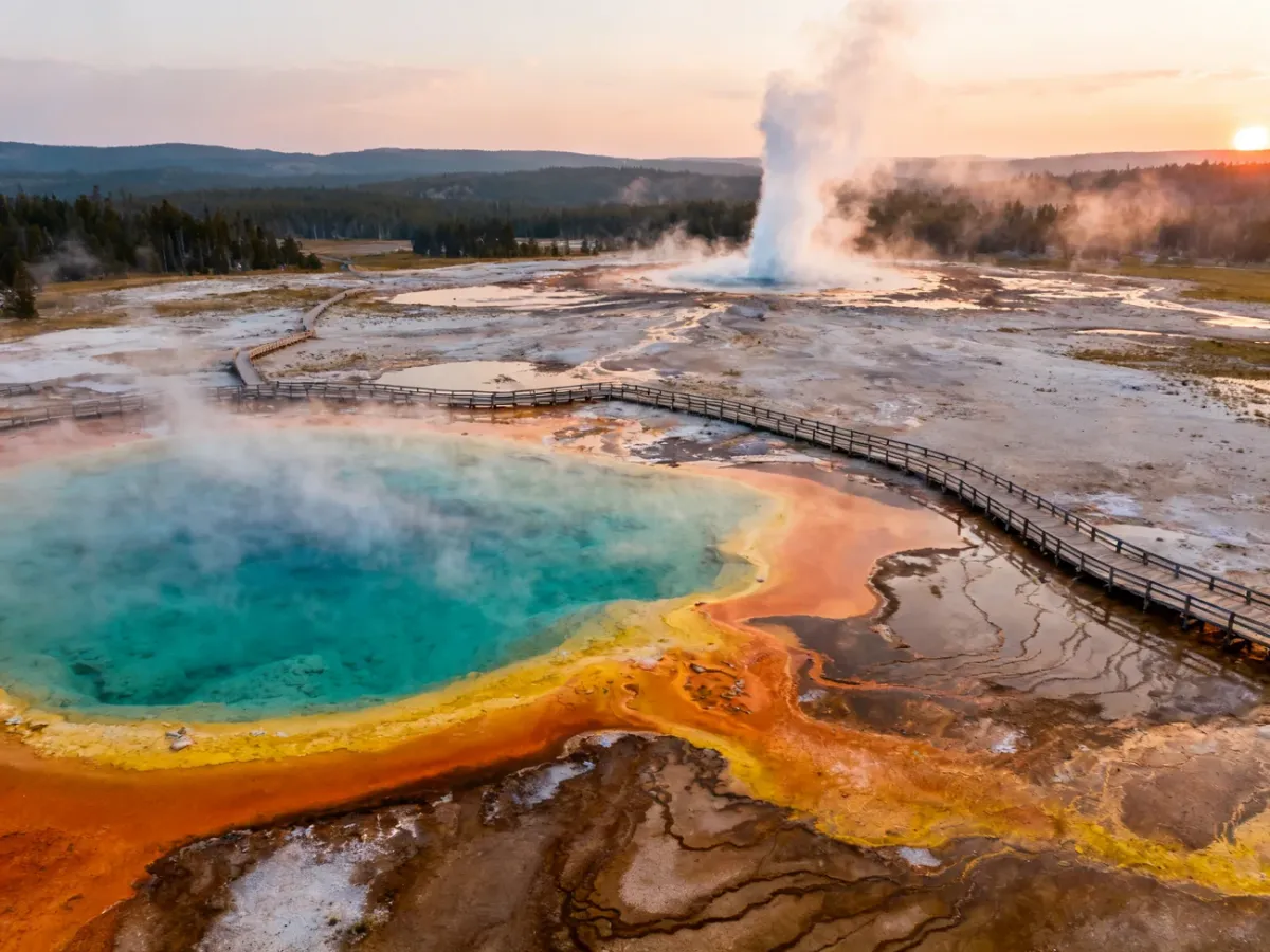 Kolorowe źródła termalne i gejzer w Yellowstone o poranku