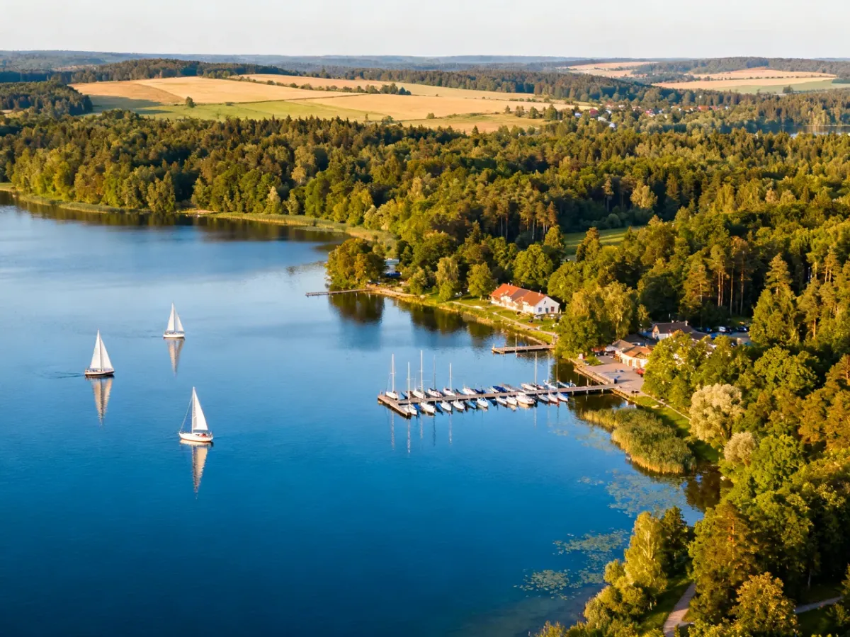 Panoramiczny widok jeziora, mariny i lasów na Mazurach
