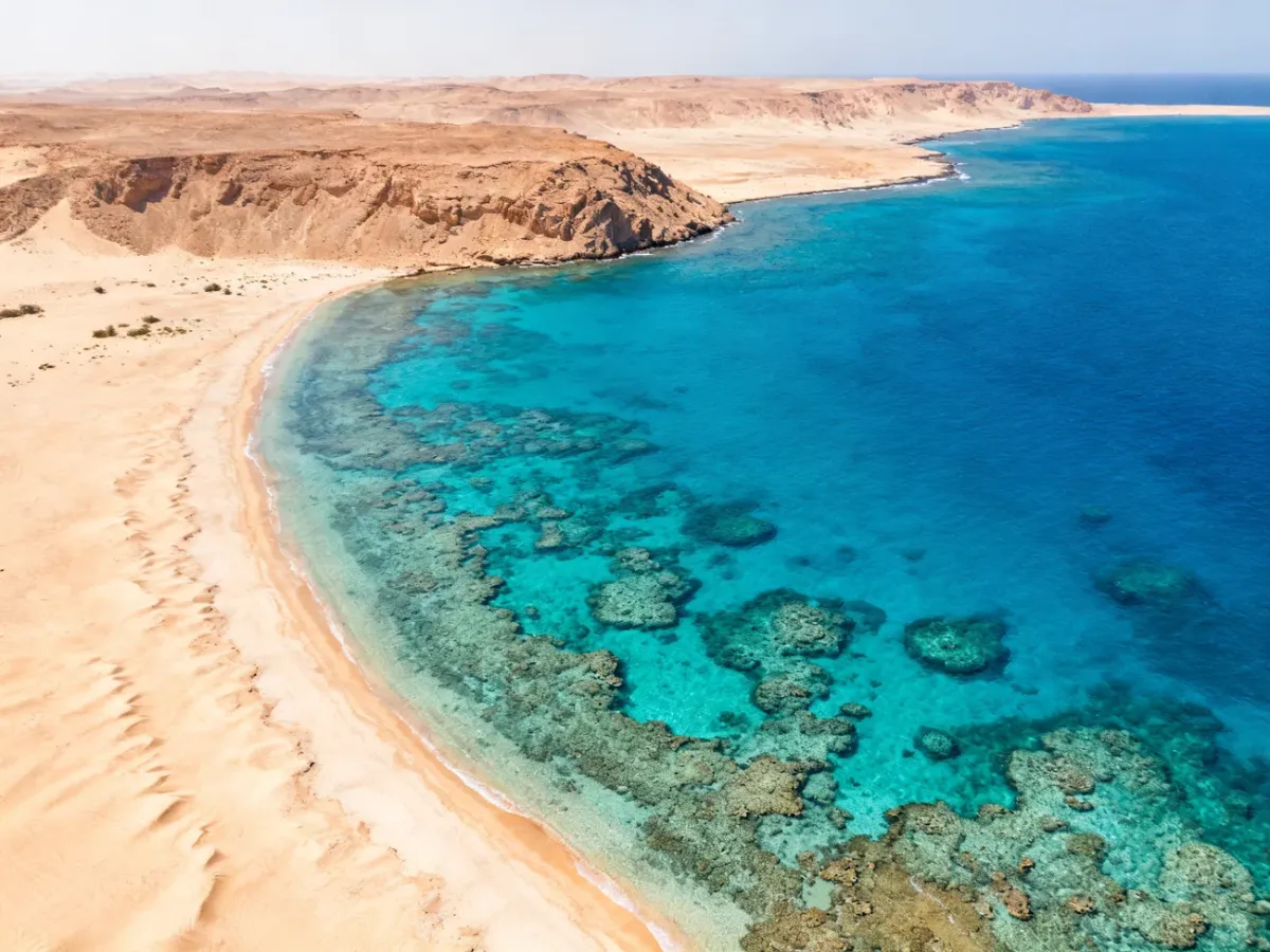 Wybrzeże Marsa Alam z turkusowym Morzem Czerwonym i pustynnym krajobrazem