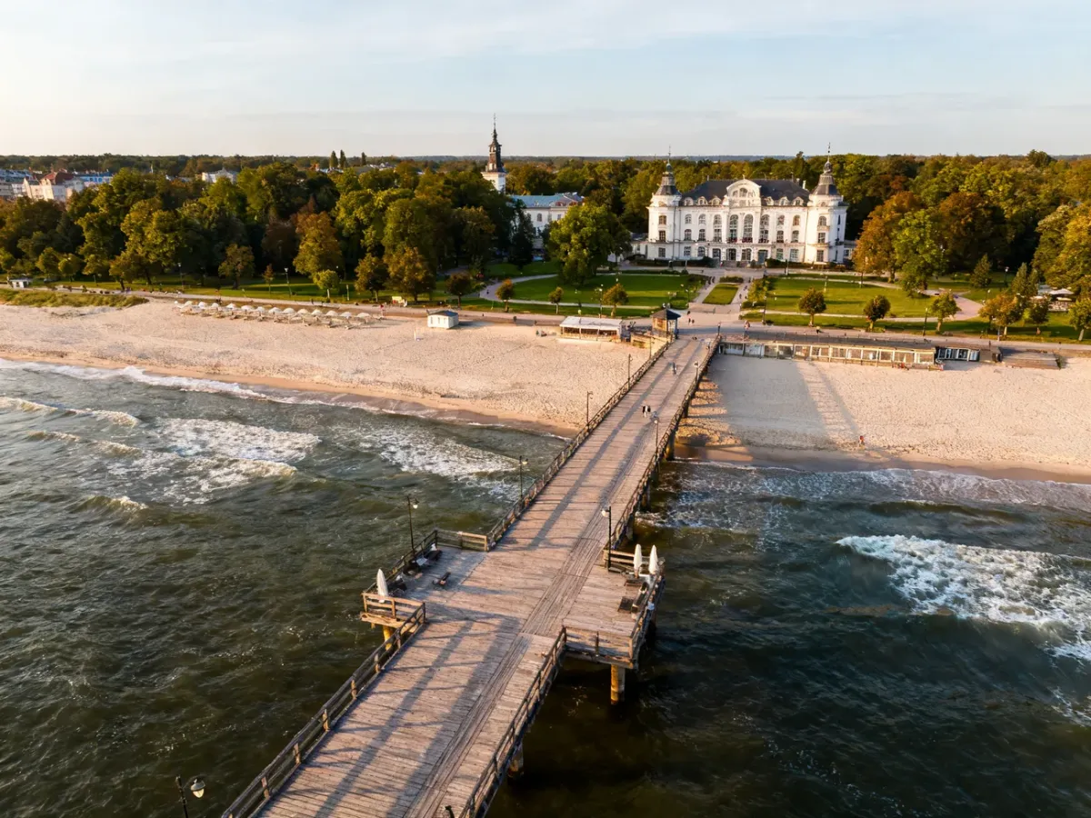 Widok na sopockie molo, plażę i nadmorską architekturę