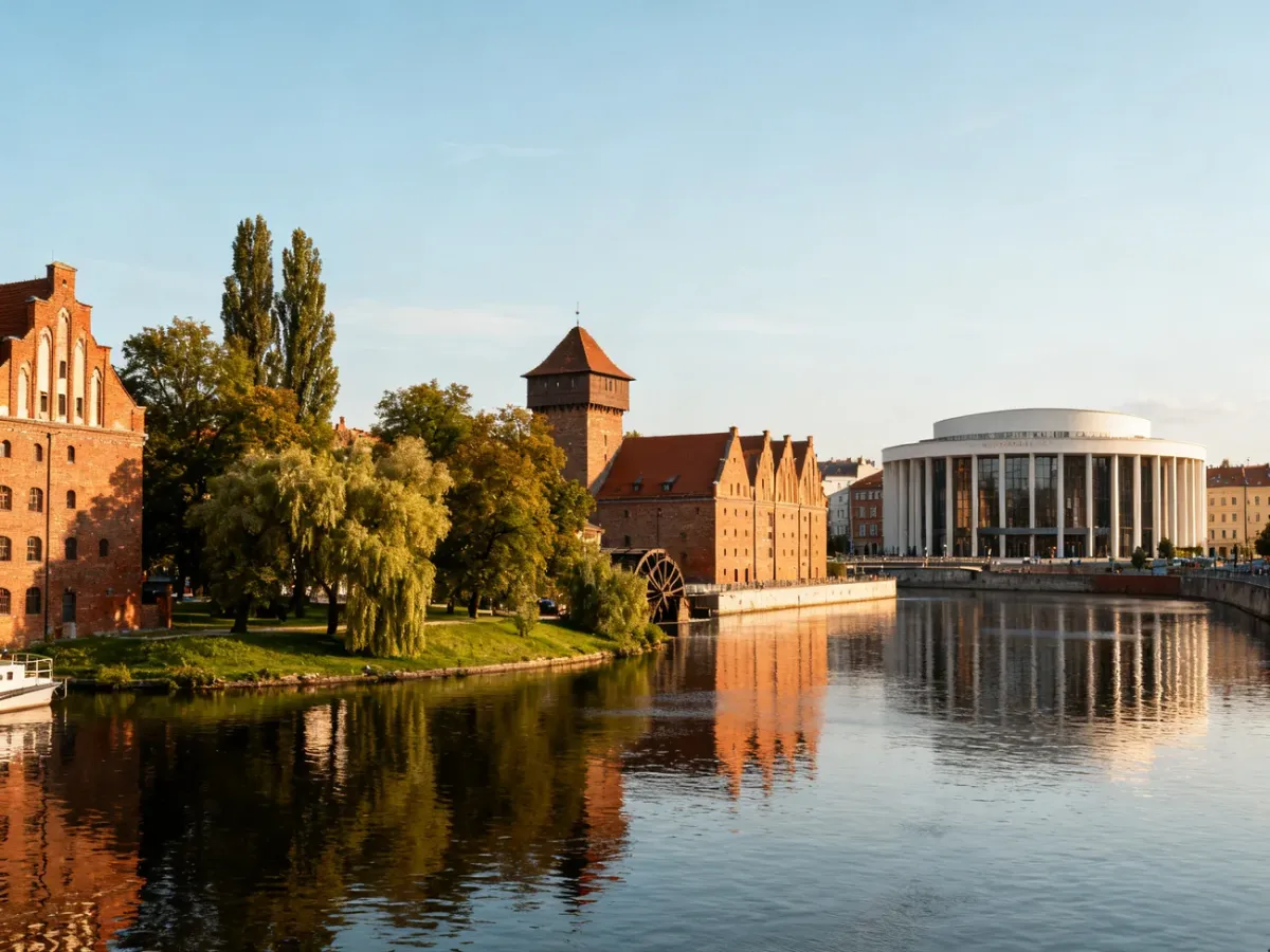 Panorama centrum Bydgoszczy nad rzeką Brdą z zabytkowymi spichrzami i Wyspą Młyńską