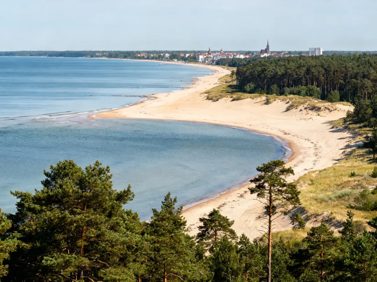 Panoramiczny widok Helu między Bałtykiem a Zatoką Gdańską