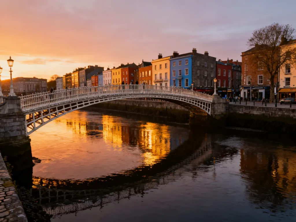 Złota godzina nad rzeką Liffey z widokiem na zabytkowy most Ha'penny Bridge w Dublinie.