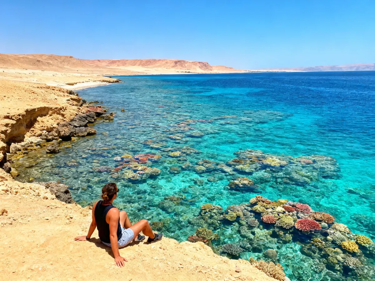 Wybrzeże Sharm el Sheikh z rafą koralową i pustynnym krajobrazem