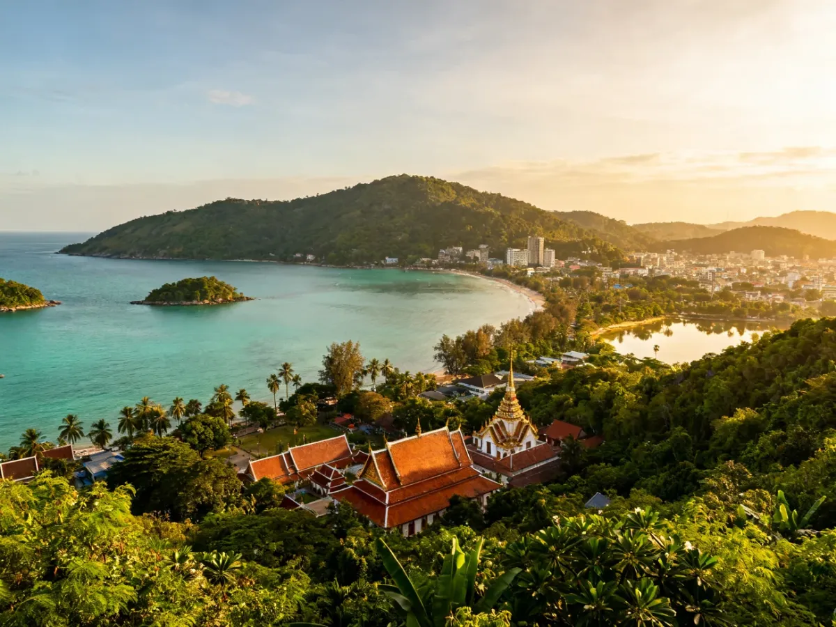 Panoramiczny widok Phuket z tropikalnym wybrzeżem i wzgórzami