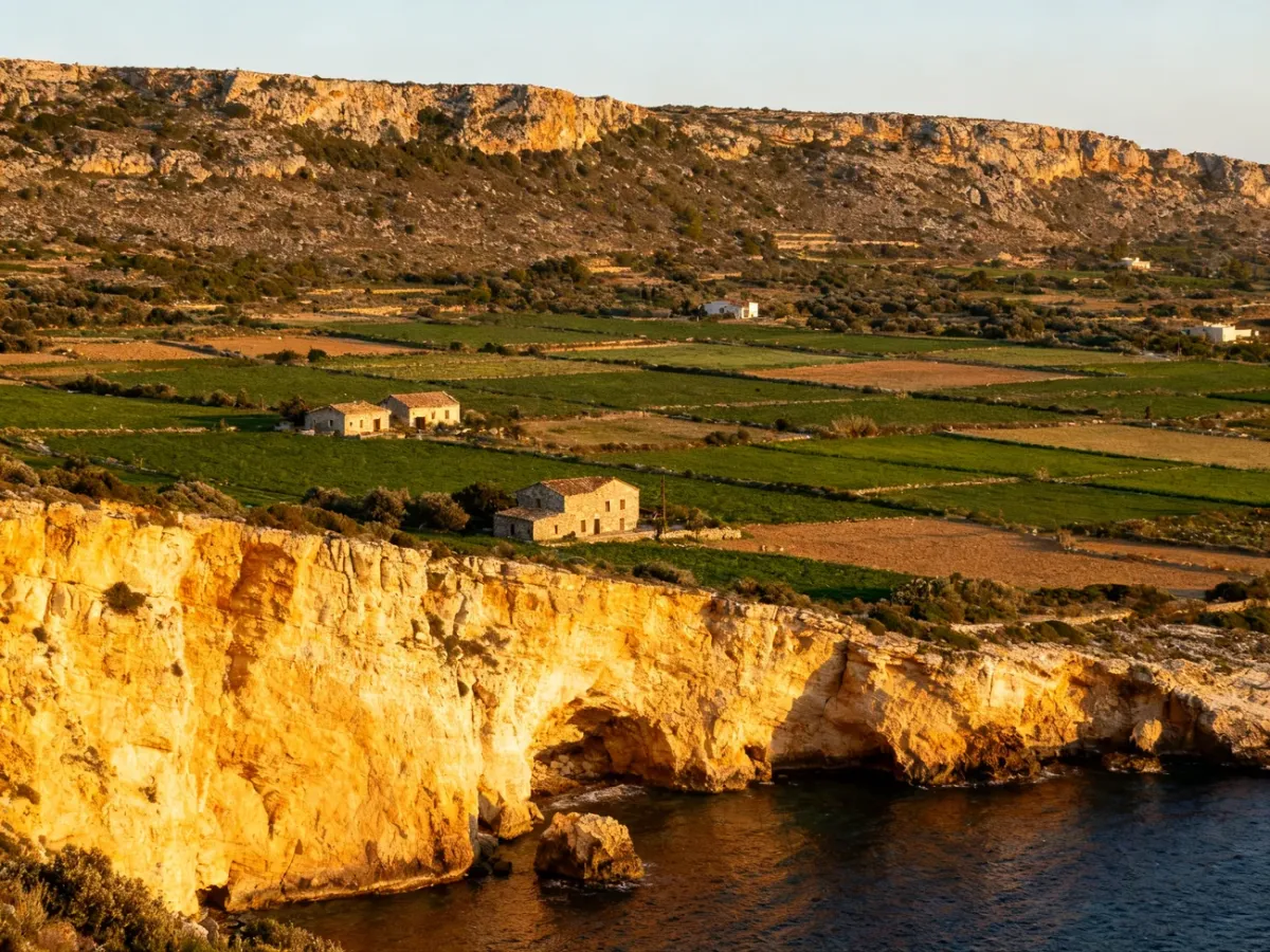 Panoramiczny krajobraz Gozo z klifami, polami i kamiennymi domami