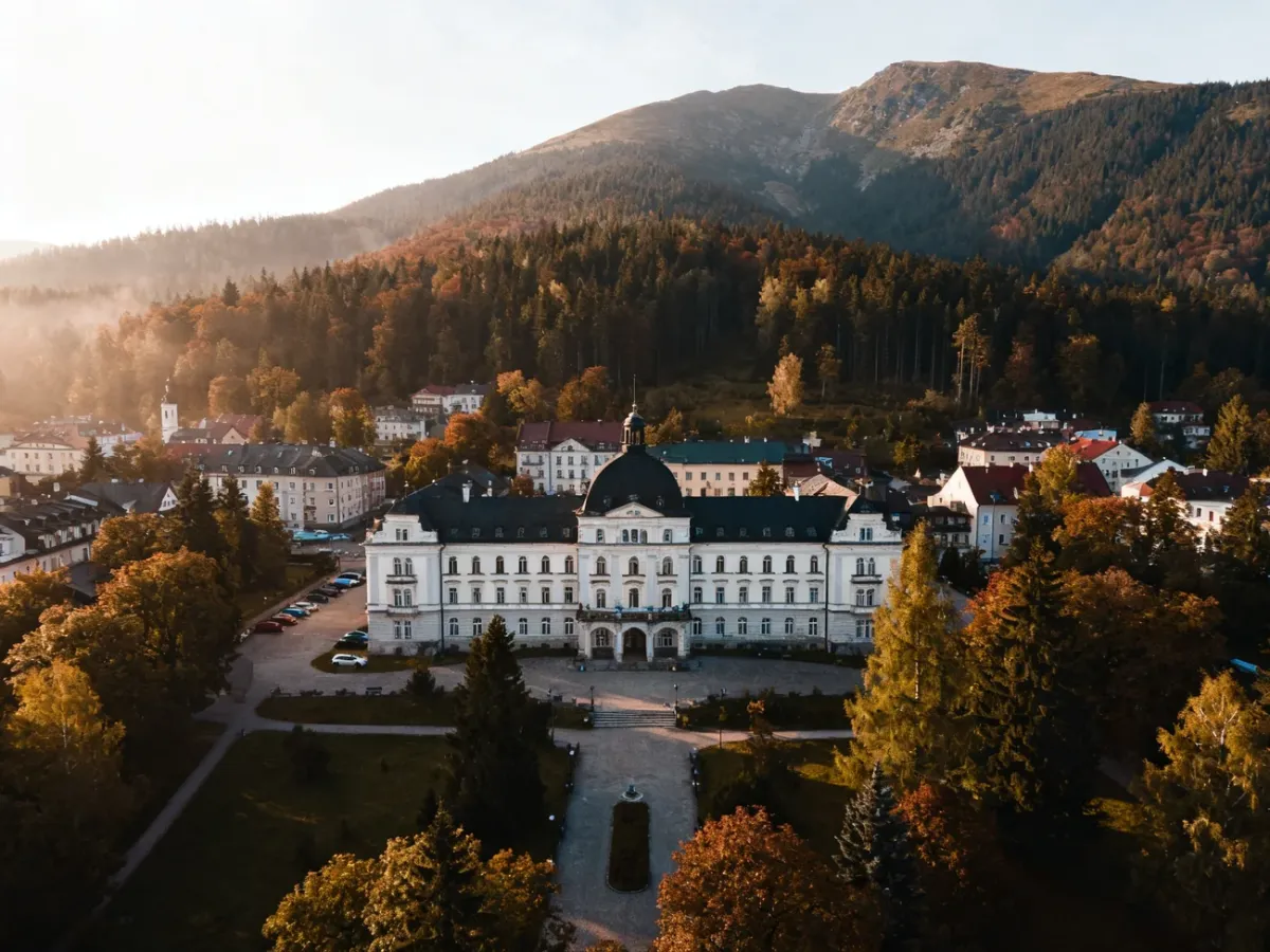 Panoramiczny widok Świeradowa-Zdroju z Domem Zdrojowym i górami w tle