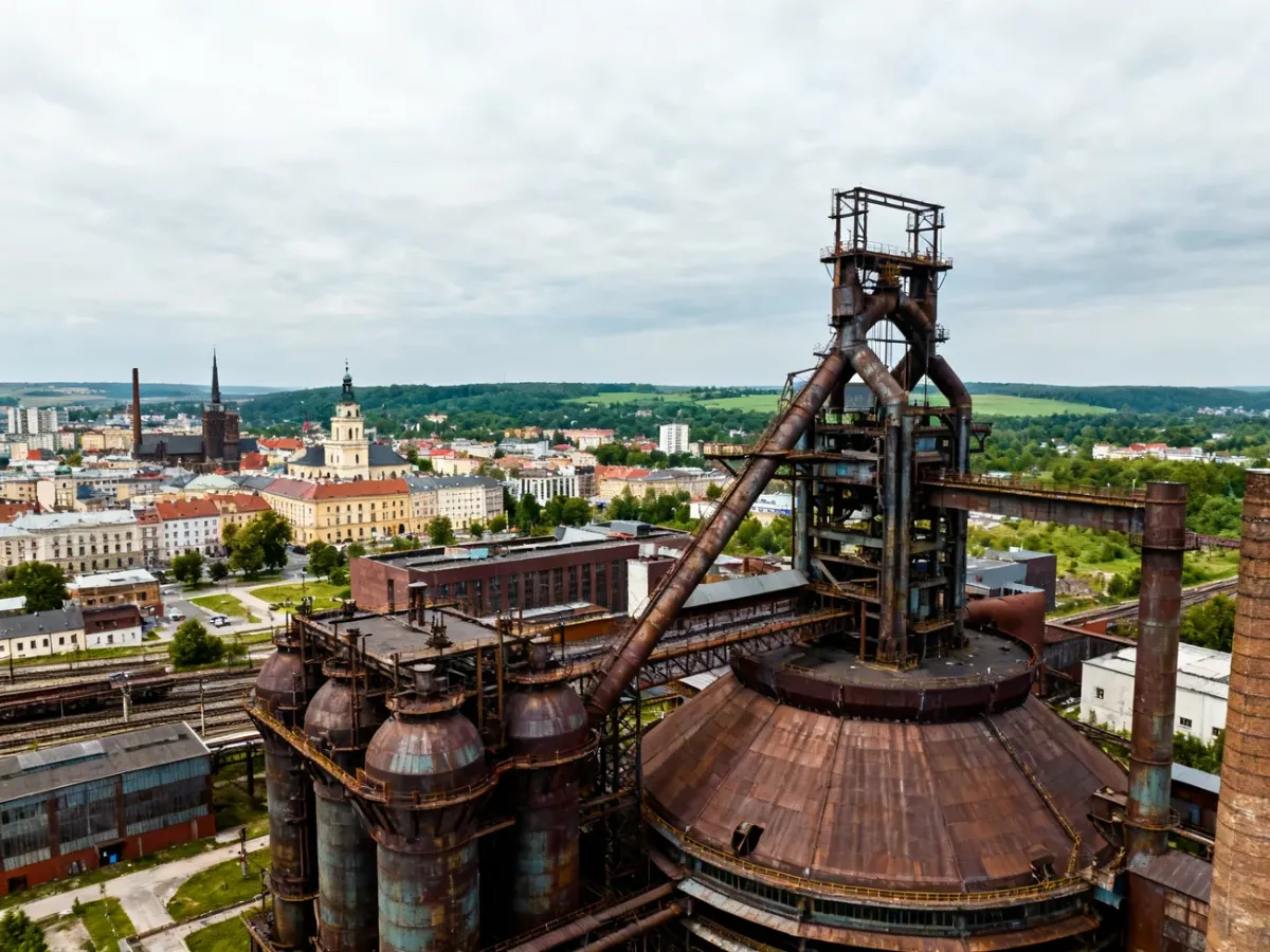 Panorama Ostrawy z industrialnym kompleksem Dolnych Witkowic i centrum miasta w tle