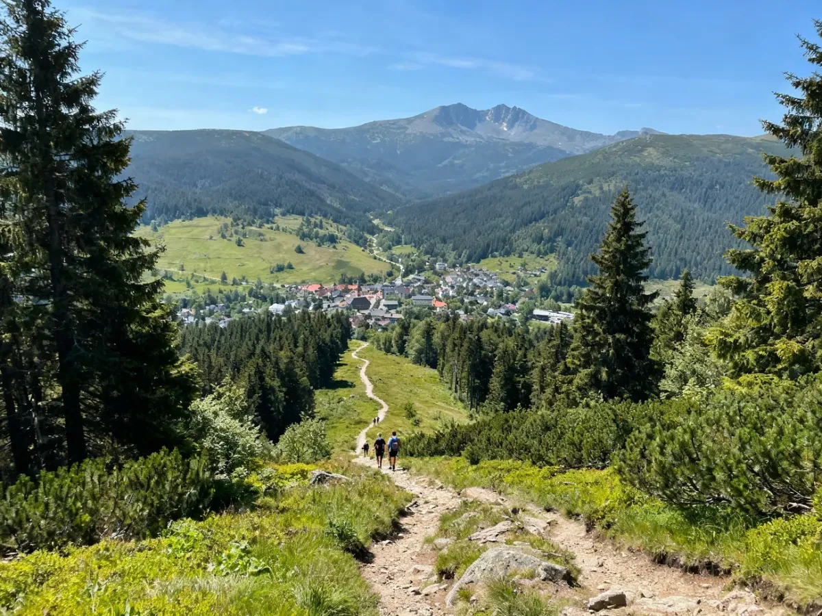 Panorama Szklarskiej Poręby otoczonej górami i leśnymi szlakami