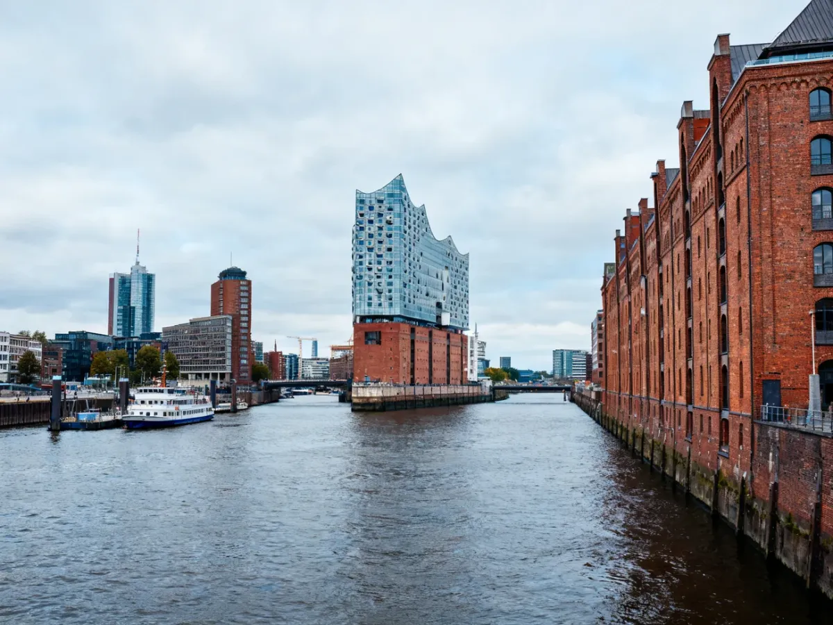 Panorama Hamburga z kanałami Speicherstadt i nowoczesną Elbphilharmonie