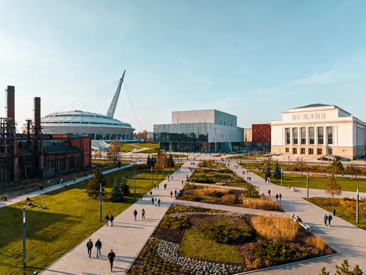 Panorama Strefy Kultury w Katowicach z futurystyczną architekturą i Spodkiem