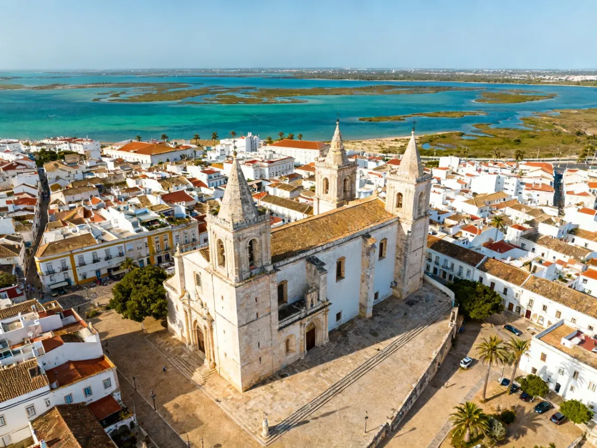 Panorama Faro z historycznym Starym Miastem i lagunami Ria Formosa