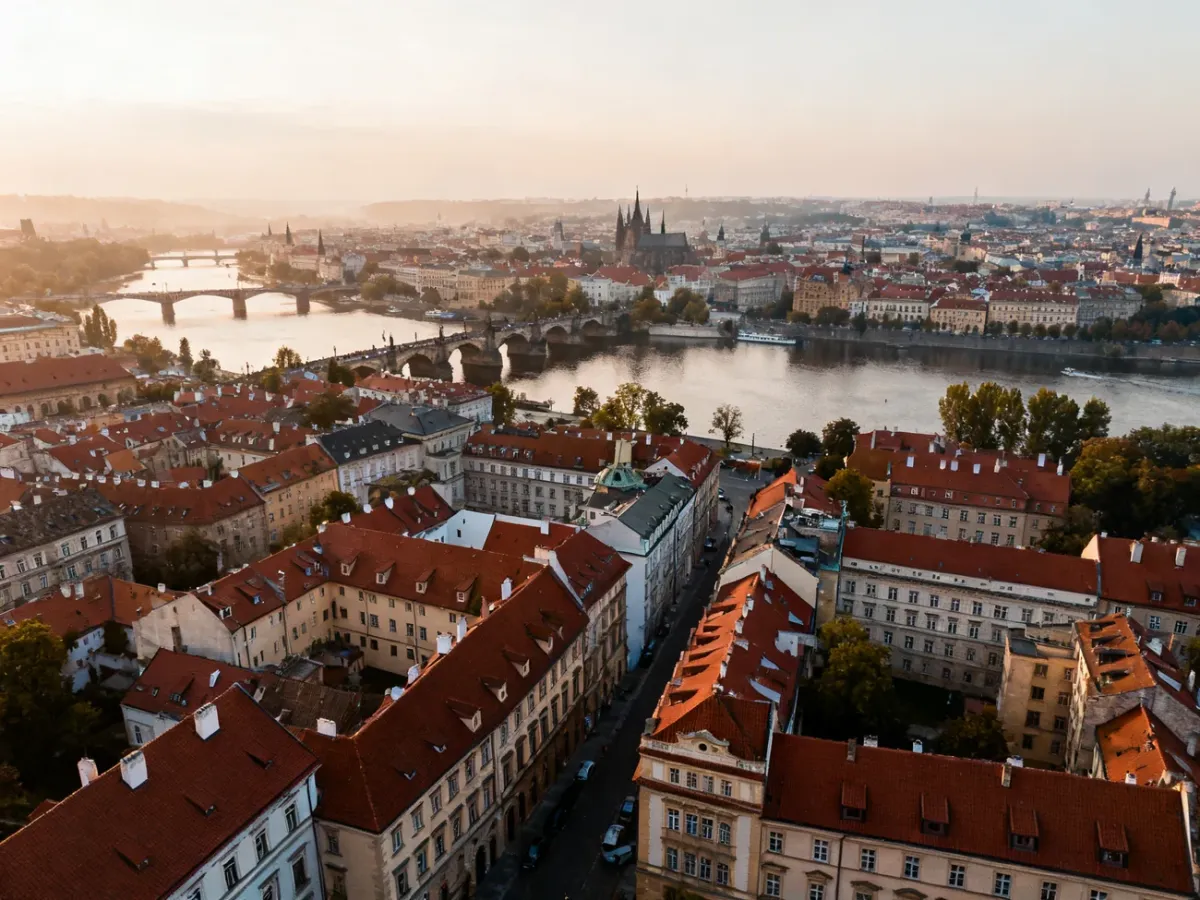 Panorama historycznego centrum Pragi z Mostem Karola i Zamkiem Praskim