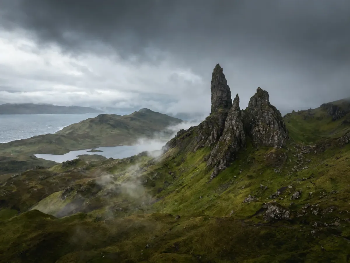 Skaliste formacje Old Man of Storr na tle surowego krajobrazu wyspy Skye