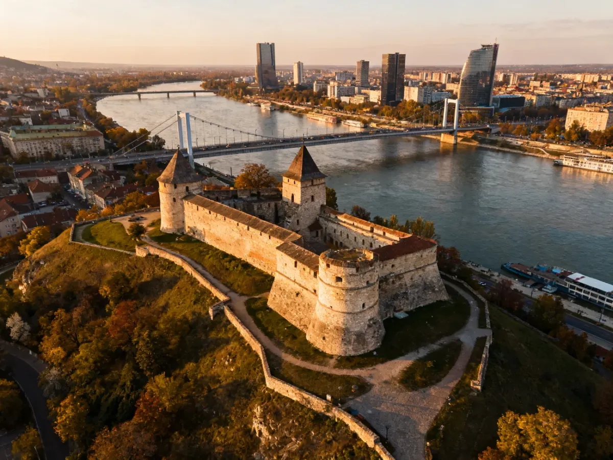 Twierdza Kalemegdan nad ujściem Sawy do Dunaju o zachodzie słońca