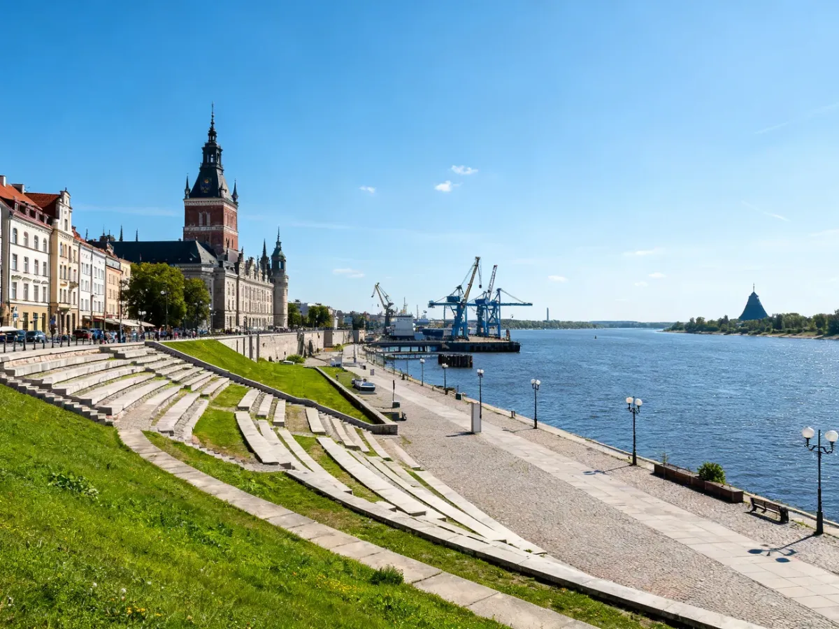 Panorama Szczecina z Wałów Chrobrego z widokiem na Odrę, port i Łasztownię