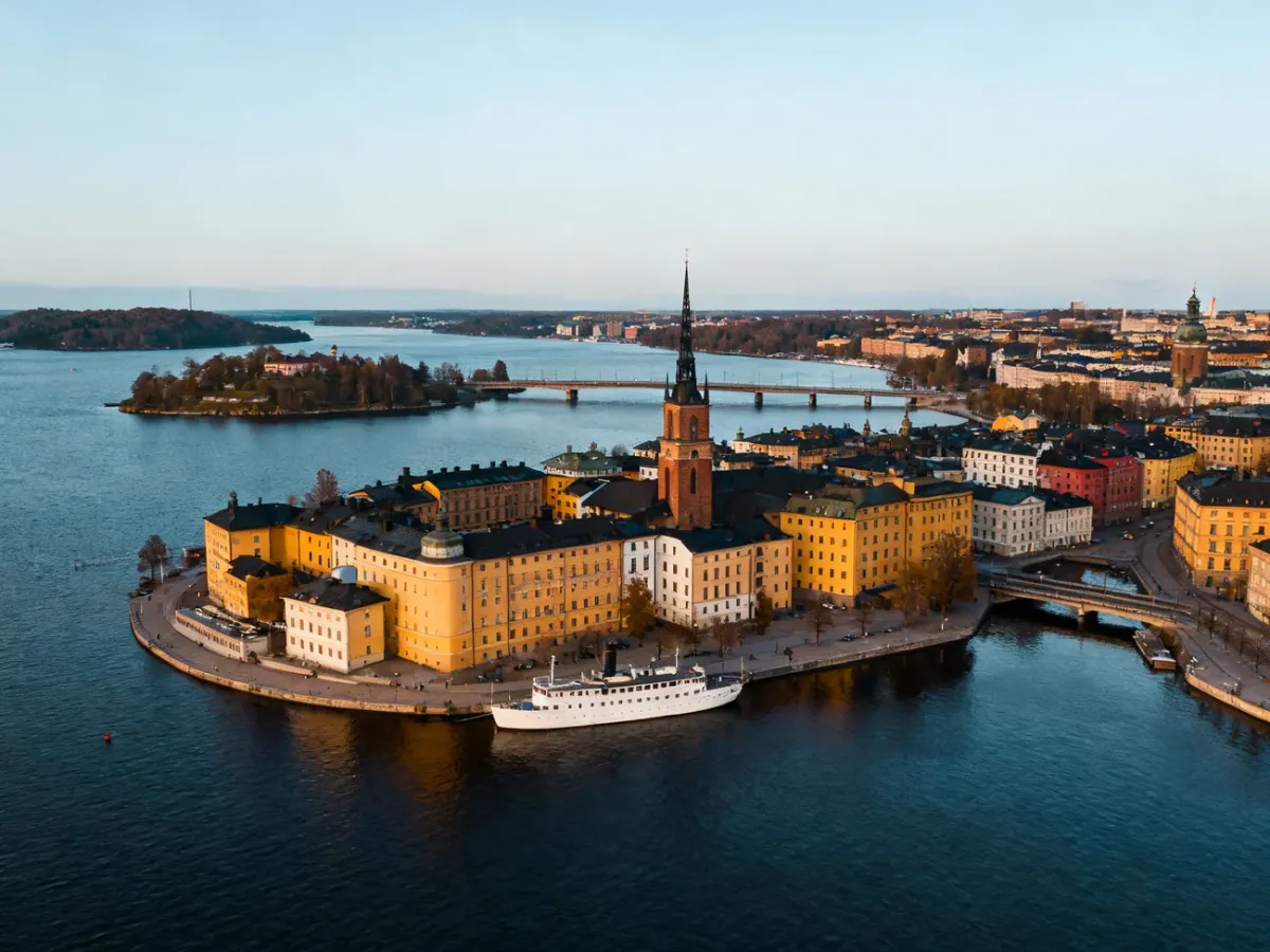 Panorama Sztokholmu z kolorową starówką Gamla Stan i nabrzeżem