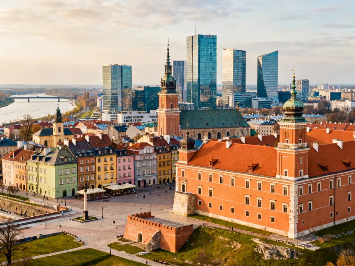 Panorama Warszawy łącząca Stare Miasto, Zamek Królewski i nowoczesne wieżowce