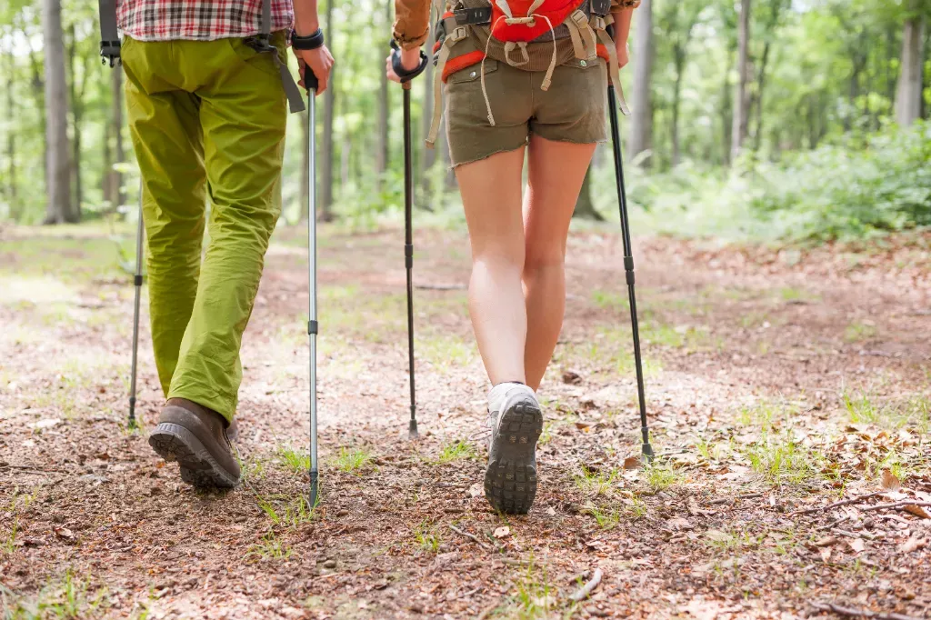 Para uprawiająca Nordic Walking