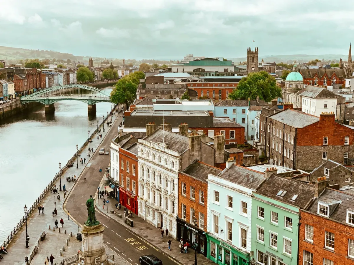 Panorama centrum Dublina z rzeką Liffey i zabytkową zabudową
