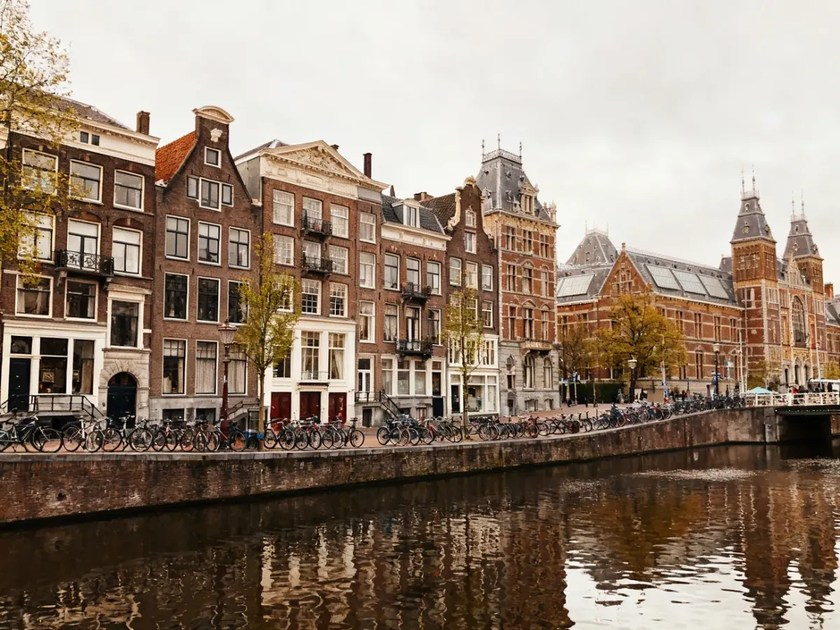 Widok okolic Rijksmuseum i Museumplein w Amsterdamie