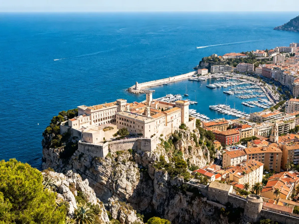 Panorama Monako z Le Rocher, portem i Monte Carlo
