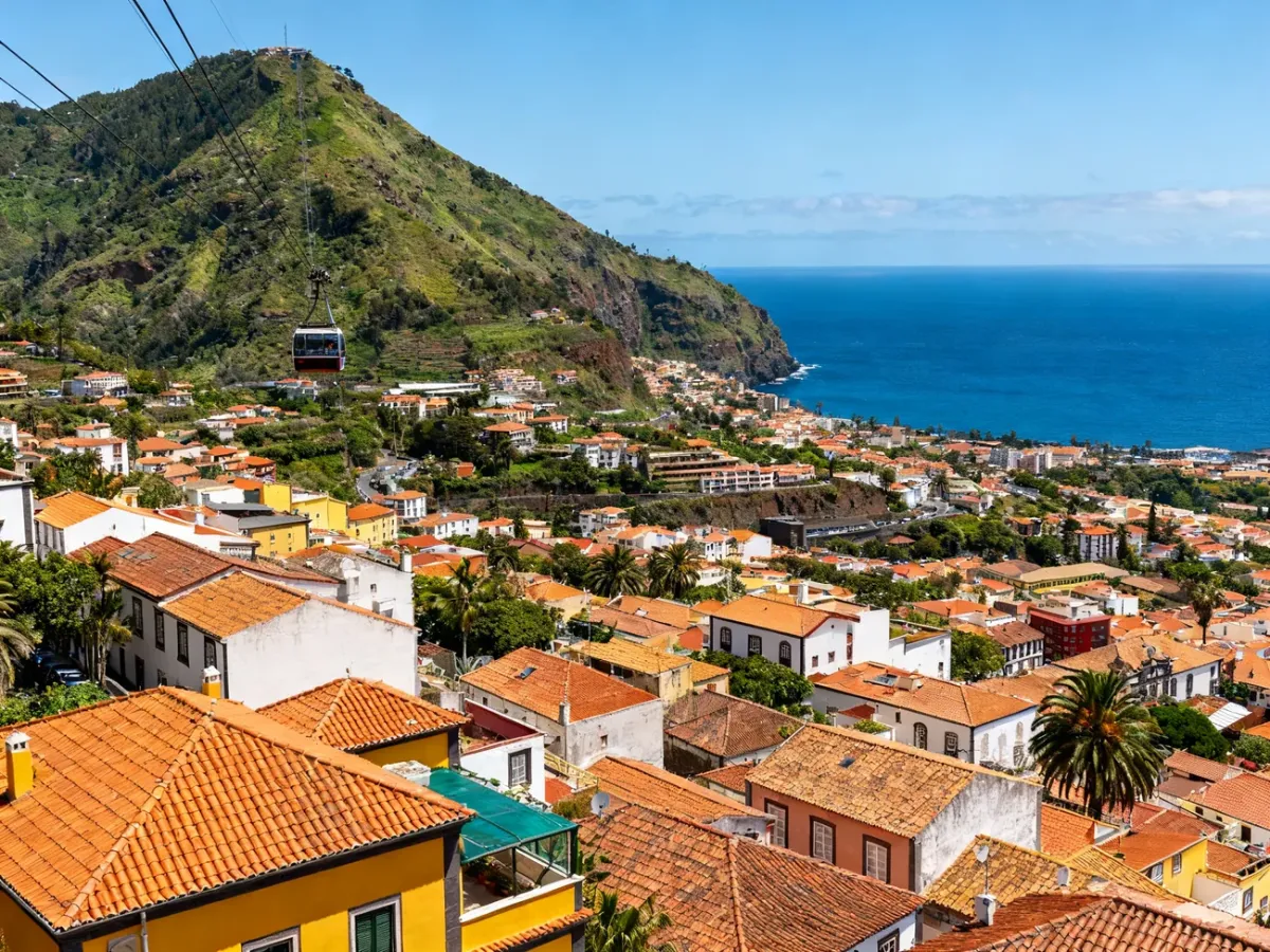 Panorama Funchal i oceanu widziana z kolejki linowej na Monte