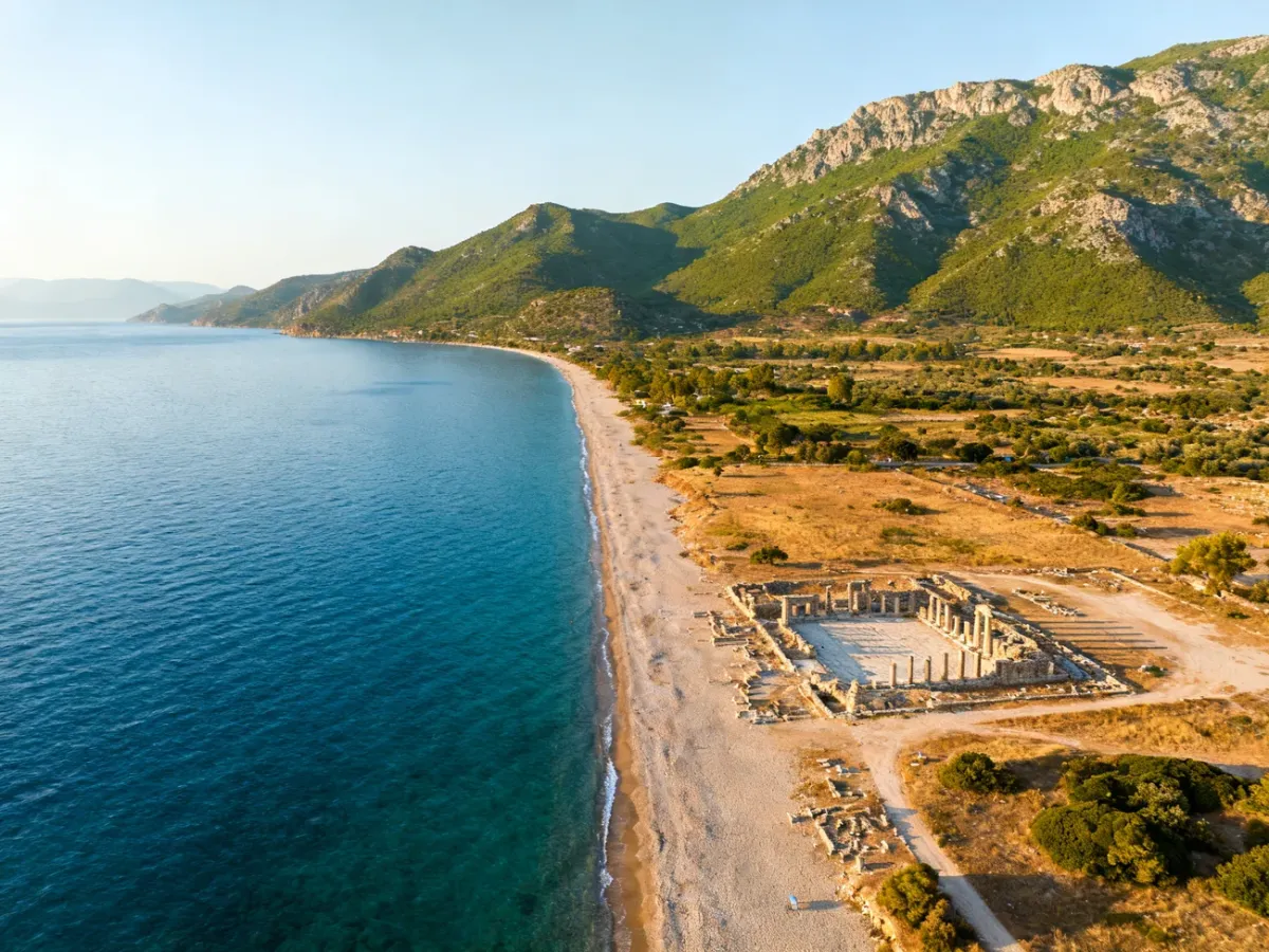 Panoramiczny widok wyspy Kos z ruinami, plażą i górskim krajobrazem