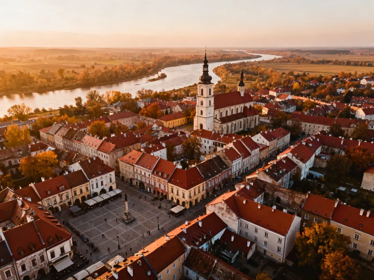 Panorama jesiennego Sandomierza z rynkiem, zabytkami i doliną Wisły