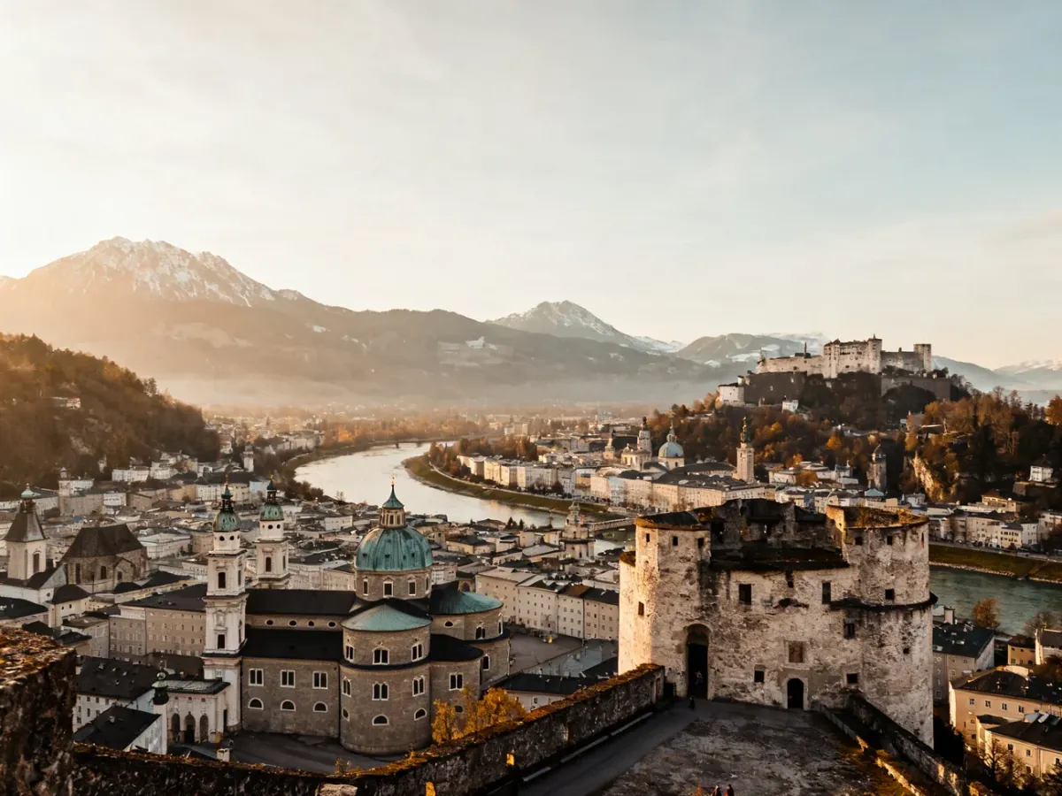 Panorama Salzburga z twierdzą Hohensalzburg, rzeką Salzach i Alpami w tle