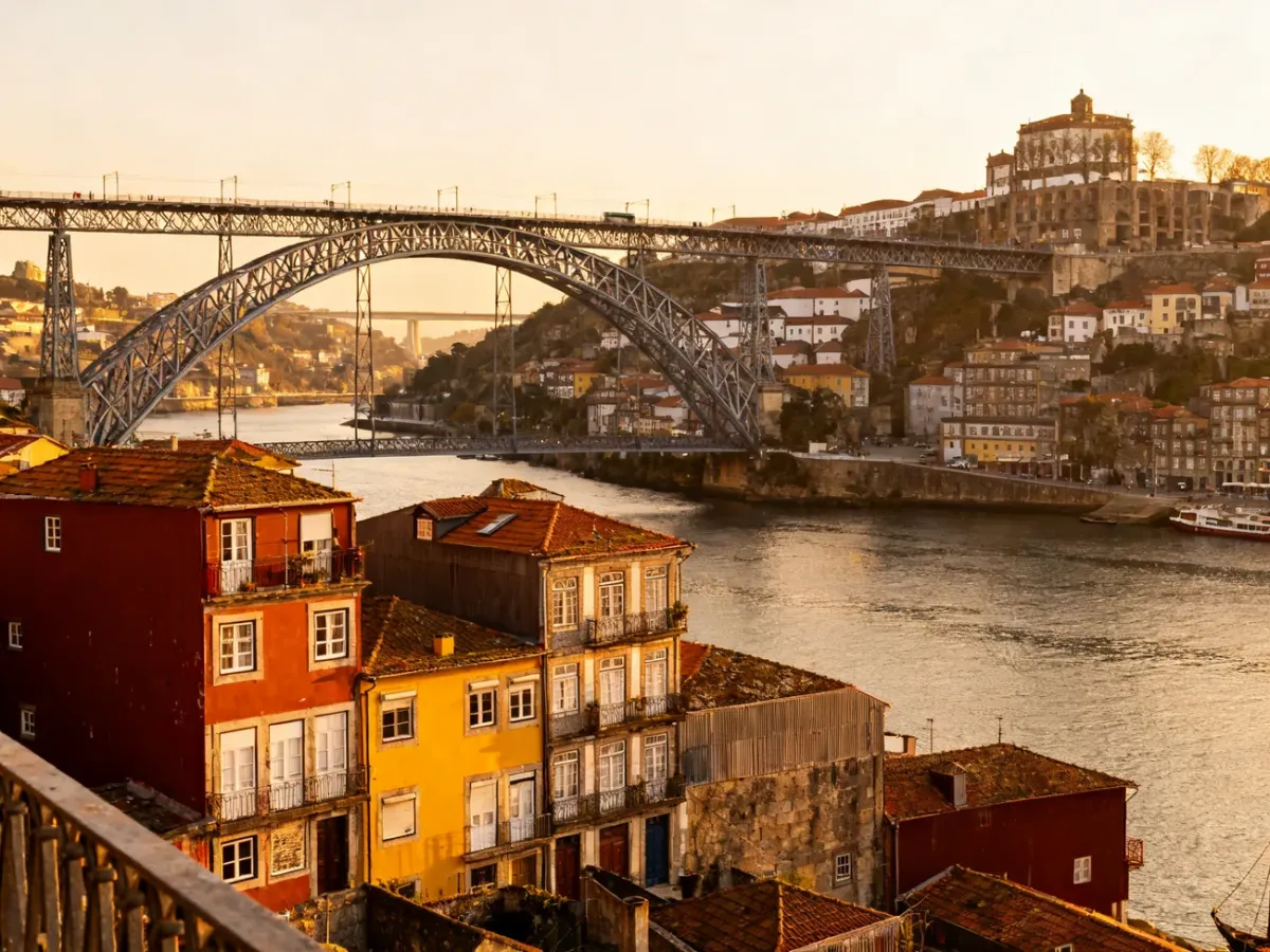 Panoramiczny widok Porto, rzeki Douro i mostu Dom Luís I o złotej porze
