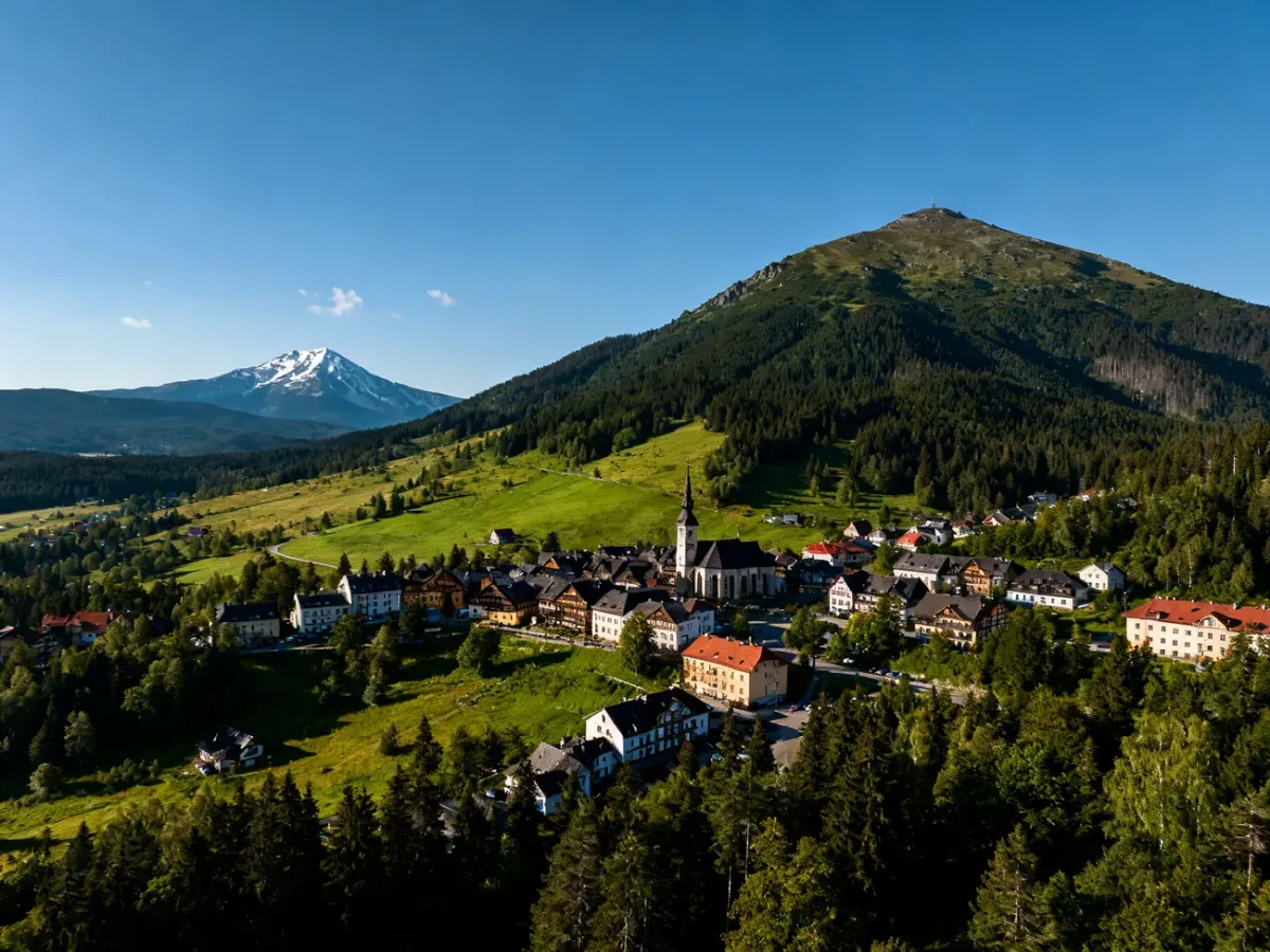 Panorama Karpacza u podnóża Karkonoszy ze Śnieżką w tle