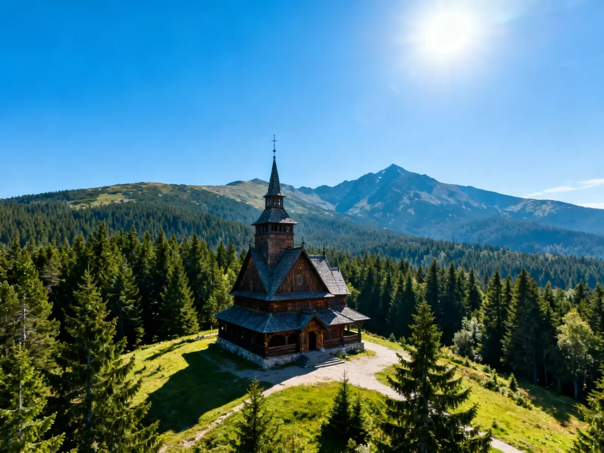 Drewniany kościół Wang na tle malowniczej panoramy Karkonoszy w słoneczny dzień.