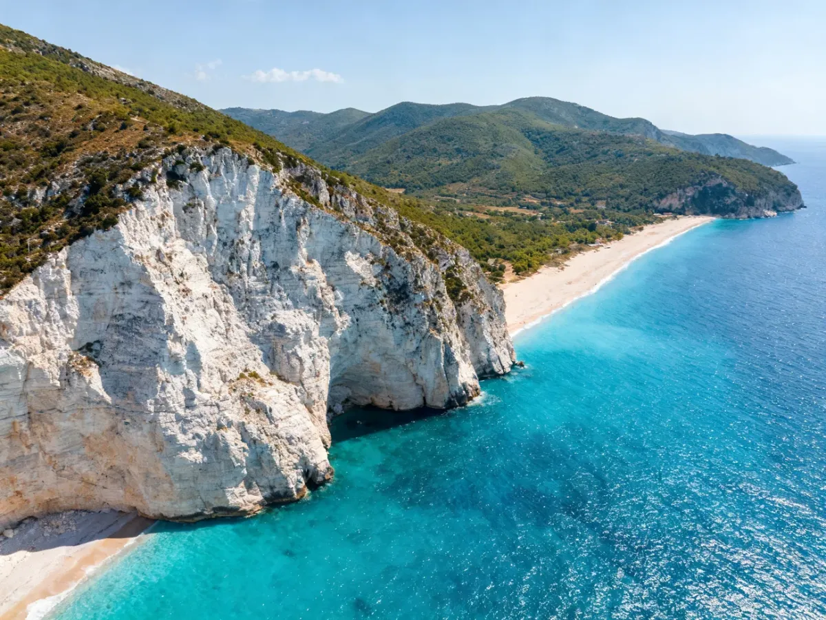 Panoramiczny widok Zakynthos z klifami, turkusowym morzem i piaszczystą plażą