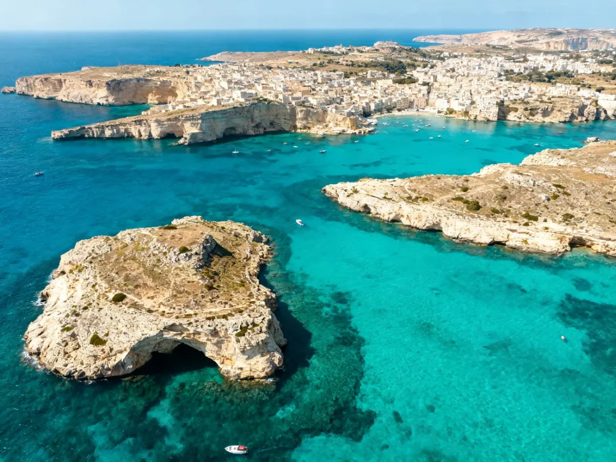 Widok z lotu ptaka na wyspy Malta, Gozo i Comino pośród turkusowych wód Morza Śródziemnego