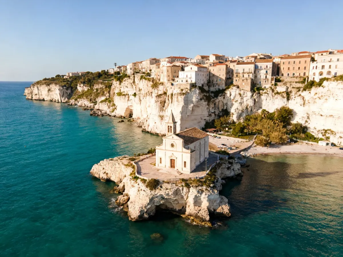 Panorama Tropei z historycznym centrum na klifie i sanktuarium Santa Maria dell’Isola