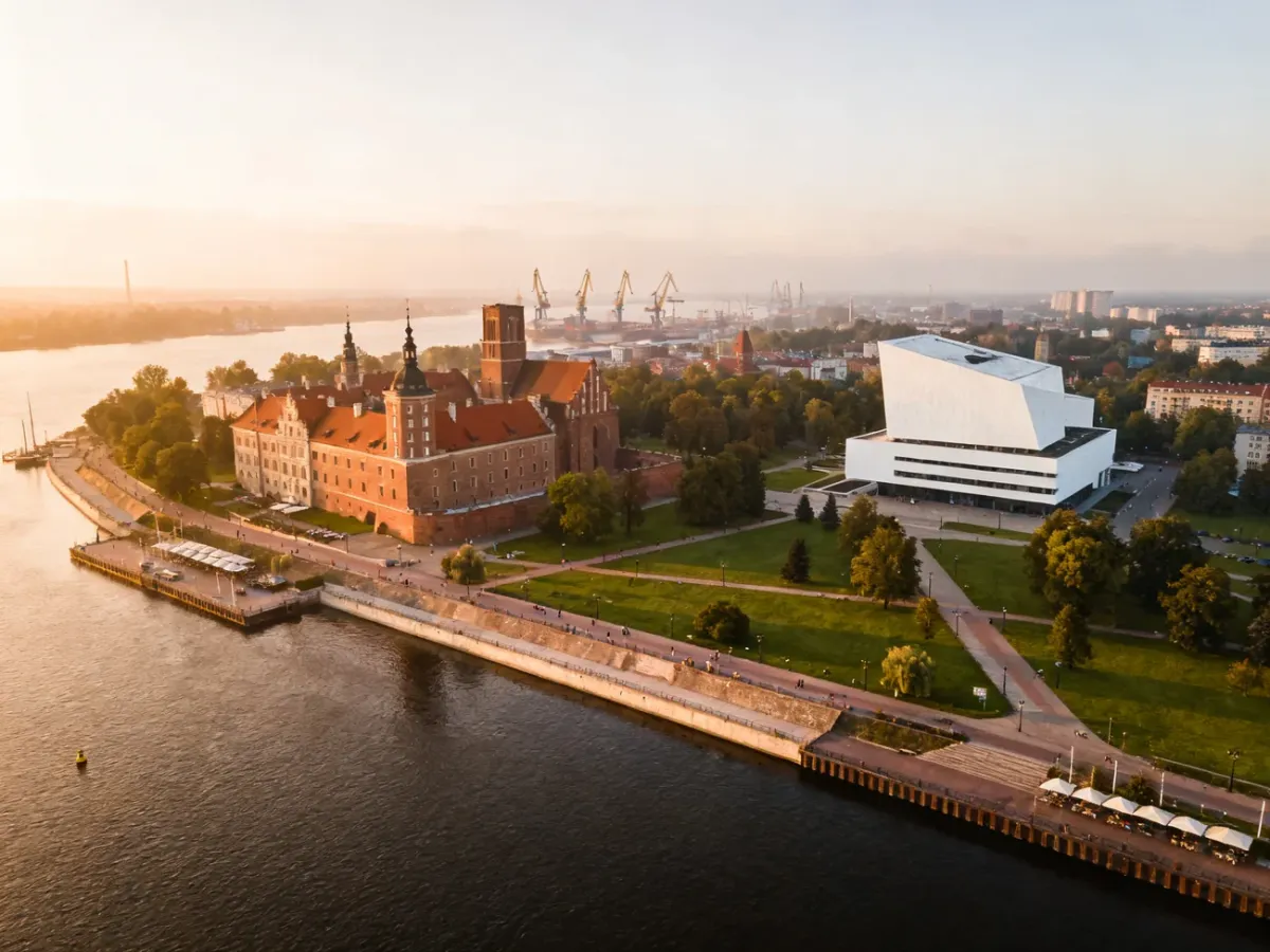 Panorama Szczecina z Wałami Chrobrego, zamkiem, filharmonią i nabrzeżem Odry