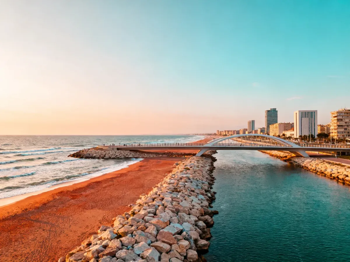 Ponte del Mare nad rzeką Pescara z widokiem na Adriatyk i miejskie wybrzeże