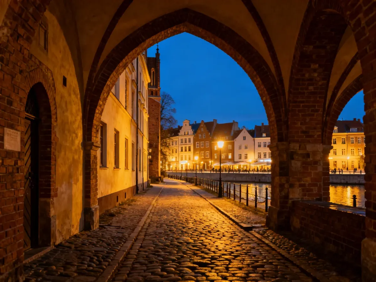Wieczorny widok gotyckich łuków Ścieżki Kościelnej na tle starówki Elbląga