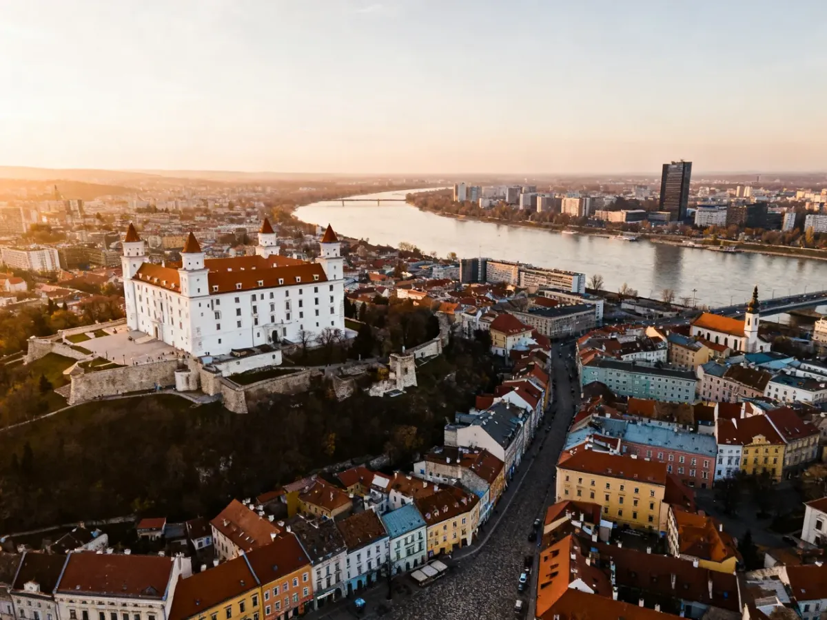 Panorama Bratysławy z zamkiem, Starym Miastem i Dunajem