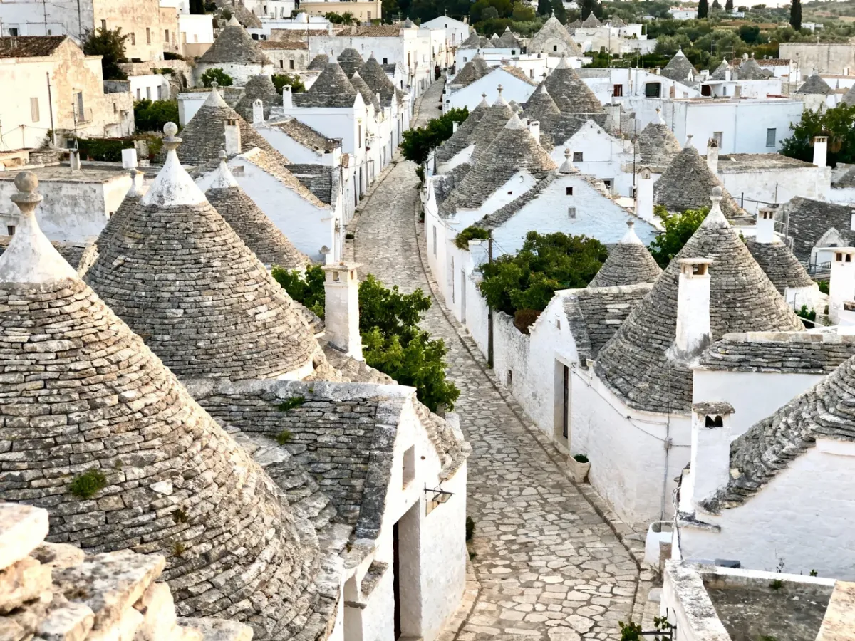Panoramiczny widok białych trulli w historycznej części Alberobello