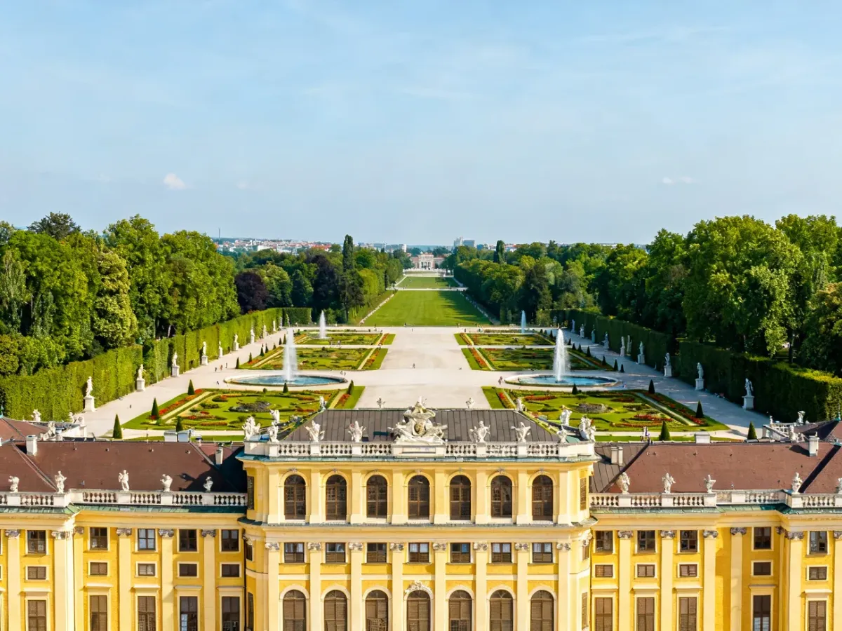 Pałac Schönbrunn i jego rozległe ogrody w Wiedniu
