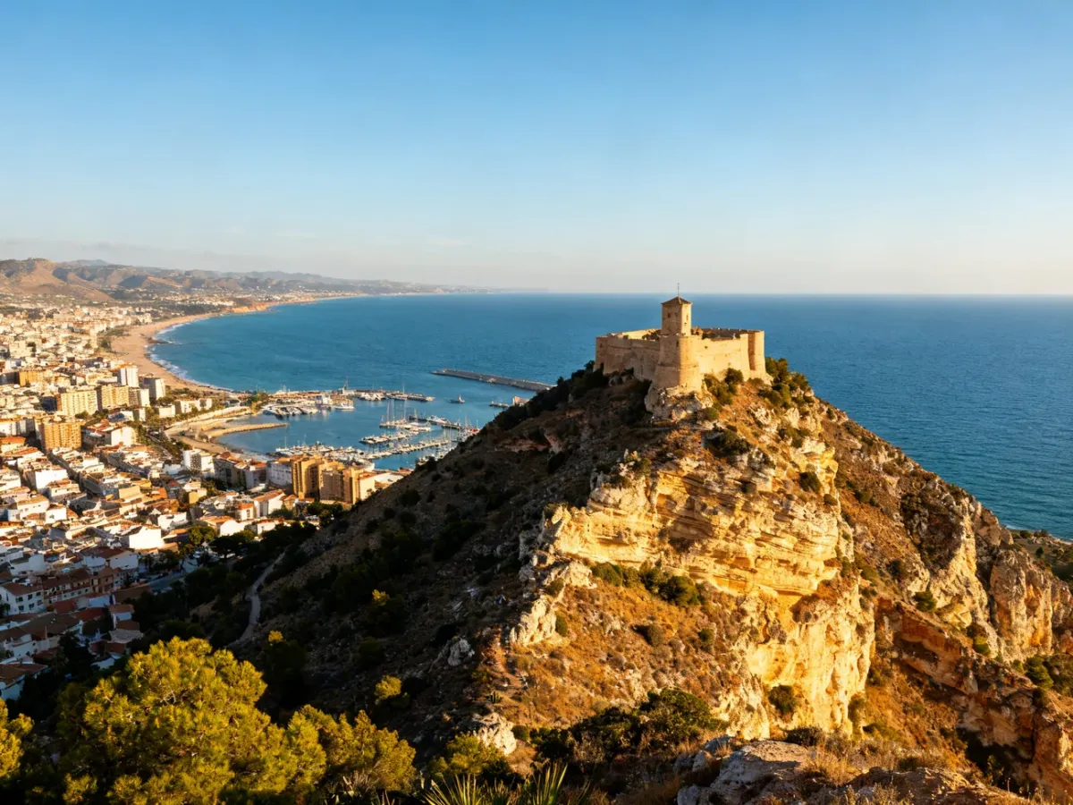 Panorama Alicante z zamkiem św. Barbary, portem i Morzem Śródziemnym