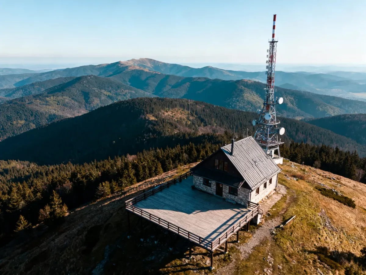Panorama z wierzchołka Skrzycznego z masztem RTV i pasmami Beskidów w tle