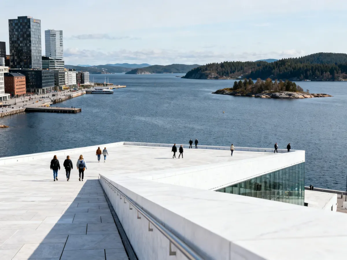 Opera w Oslo i panorama fiordu z dachu budynku
