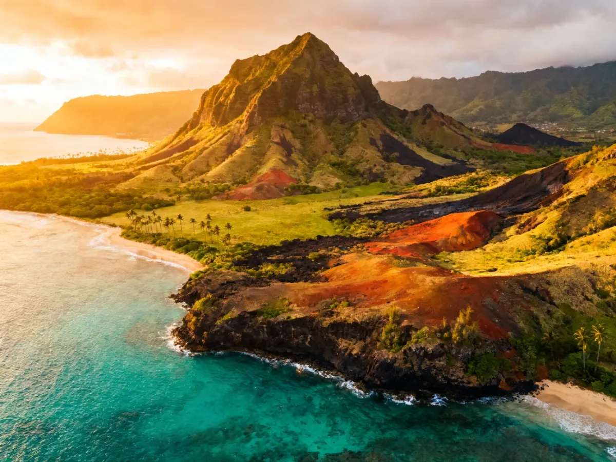 Panoramic krajobraz Mauritiusa z tropikalną roślinnością, oceanem i wulkanicznymi górami